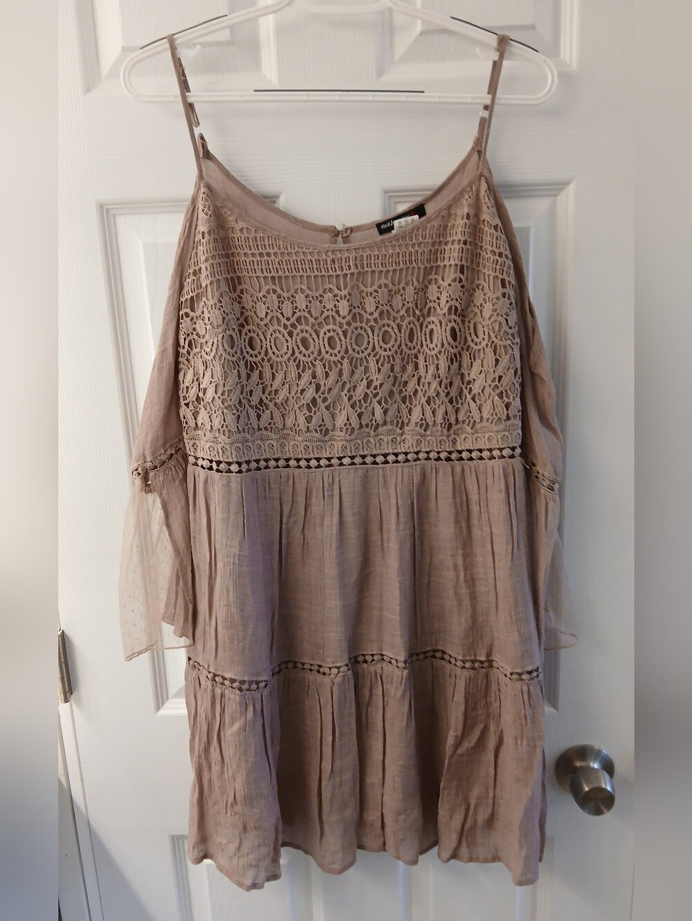 Vivid Imports Dusty Mauve Crochet Lace Cold‑Shoulder Midi Dress – Size M – NWT